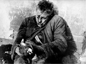 убитого мальчика с мёртвым голубем в руке-Rostov Don-1941