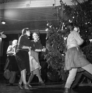 Вечером в клубе вокруг елки. Парная «полька»-1957