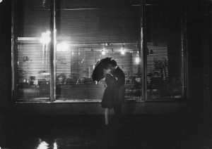 Поцелуй под зонтом-1966
